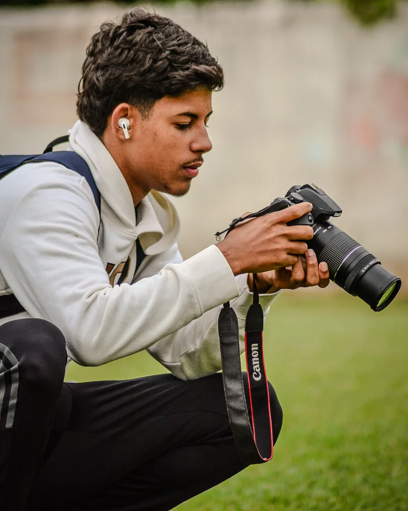 Yan Lucas fotografando em campo